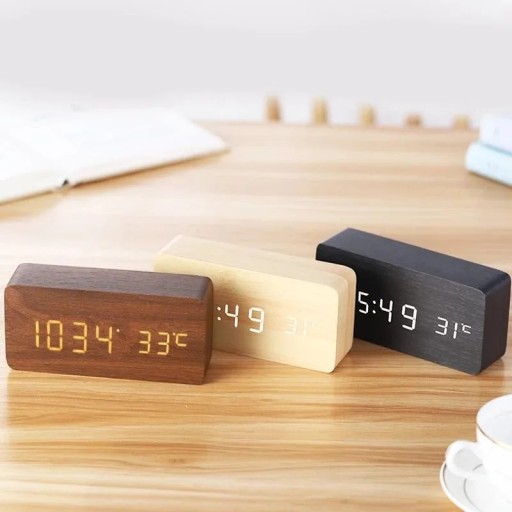 Digitalt LED-vækkeur i træ med 3 alarmer, USB-strøm og batteri, termometer, stemmestyring, 3 lysstyrkeniveauer, 12/24 timer, 15,5 x 7 x 4 cm