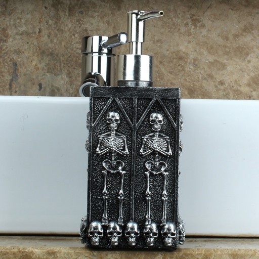 Distributeur de savon avec des squelettes