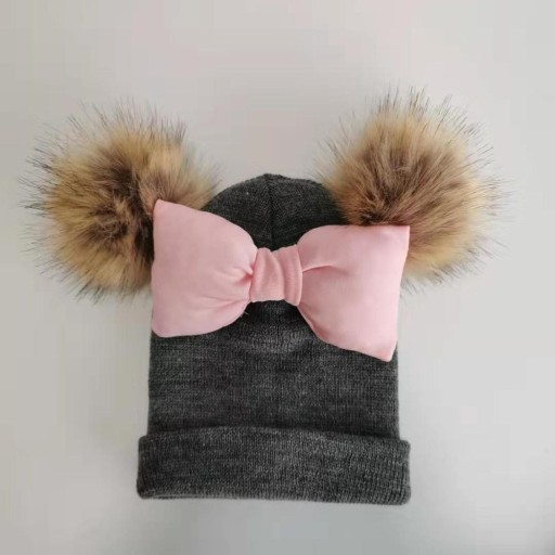 Dívčí zimní čepice s bambulemi