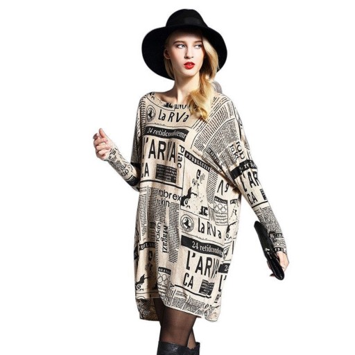 Długi sweter damski z nadrukiem gazety