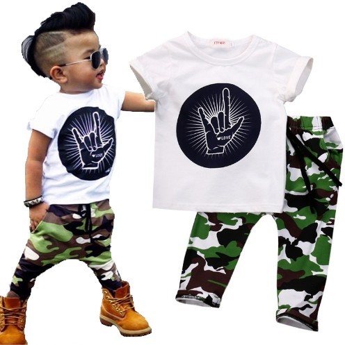 Drengesæt - t-shirt og bukser med camouflage mønster
