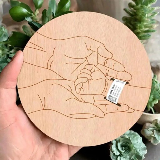 Drevená pamätná tabuľa 14,8 x 14,8 cm s gravírovaním Otvory pre štítky s údajmi o narodení Darček pre novorodenca Dekorácia do detskej izby