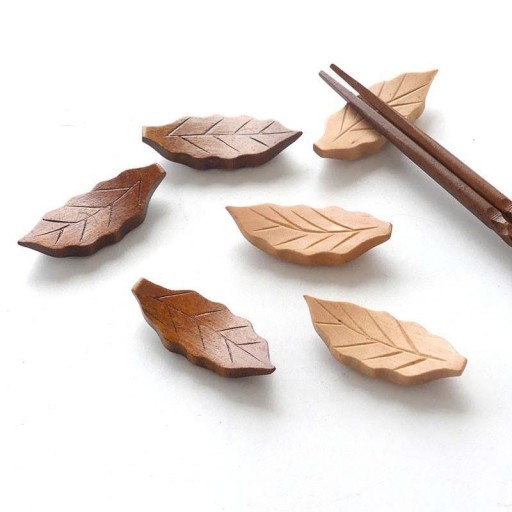 Drewniany stojak na pałeczki w kształcie liścia