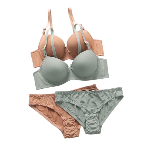 Due set di biancheria intima femminile in beige e menta, ciascuno con reggiseno push up e slip decorati con un piccolo fiocchetto