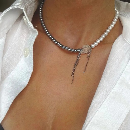 Dvoubarevný náhrdelník s bílými lesklými korálky a šedými kovově působícími kuličkami, doplněný visícími řetízky, výrazný design