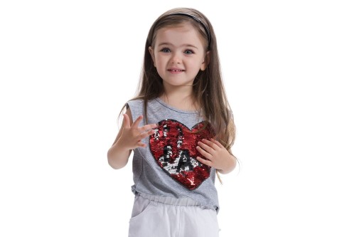 Dziewczęca koszulka z nadrukowanym sercem i cekinami