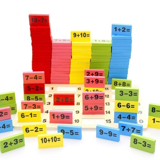 Edukacyjny stół matematyczny z liczbami