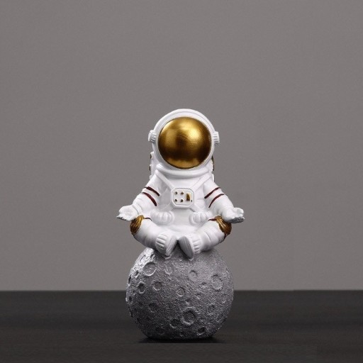 Egy űrhajós és a Hold szobra