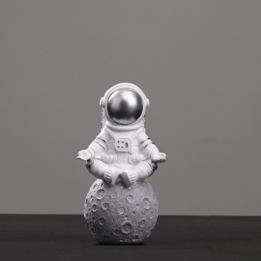 Egy űrhajós és a Hold szobra