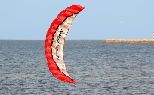 Ein fliegender Drachen in Form eines Gleitschirms