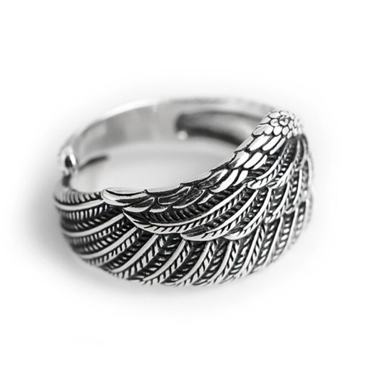 Ein Ring mit einem Flügel
