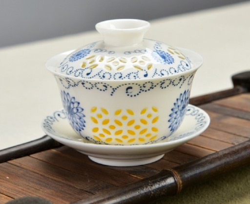 Eine Gaiwan-Teeschale mit Ornamenten