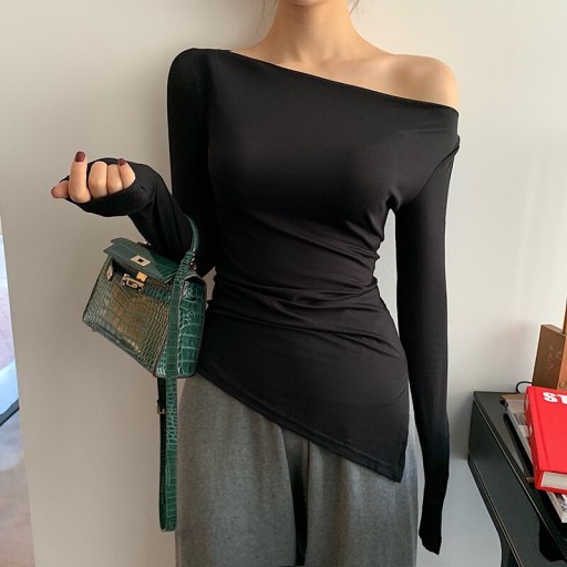 Elastisk T-shirt med off-shoulder-motiv til kvinder