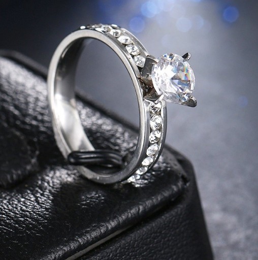 Elegancki pierścionek zaręczynowy z kamieniem
