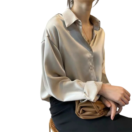 Elegant damblus av fin satin med långa ärmar. Lös skjorta med krage. Snygg topp med knappar för både arbete och kväll.