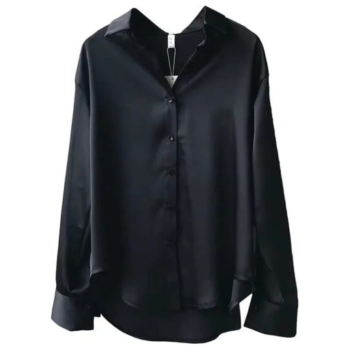 Elegant damblus av fin satin med långa ärmar. Lös skjorta med krage. Snygg topp med knappar för både arbete och kväll.