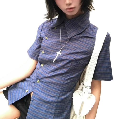 Elegant dameblå skjorte med korte ærmer Stilfuld bluse med krave og asymmetrisk knaplukning Komfortabel top i bomuld og polyester