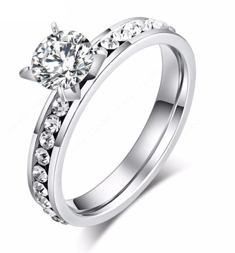 Elegant Engagement Ring with Gemstone