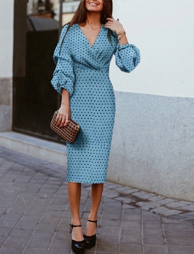 Elegant midikjole med polkaprikker