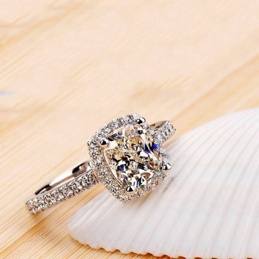 Elegant ring med ædelsten