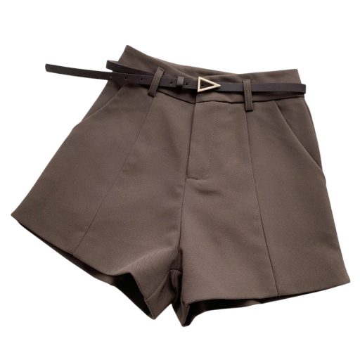 Elegante Damen-Shorts mit hoher Taille und Gürtel. A-Linien-geschnittene Sommer-Shorts für Damen. Stilvolle Shorts für formelle und lässige Kleidung.