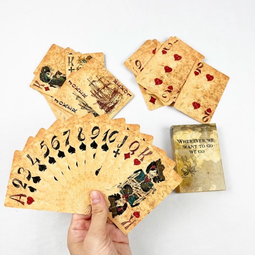 Elegantes naipes piratas con motivos de barcos y corsarios antiguos para póquer, canasta, rummy y otros juegos de cartas.