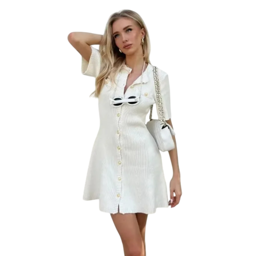 Elegantes Strick-Minikleid mit kurzen Ärmeln und Knöpfen. Volle Länge. Gewellte Säume. Stilvoller Ausschnitt. Angenehm weiches Material.