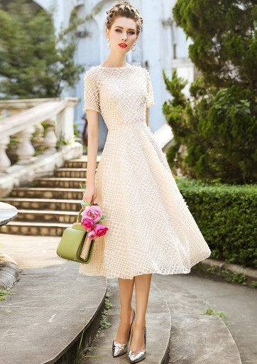 Elegantné dámske šaty s perličkami