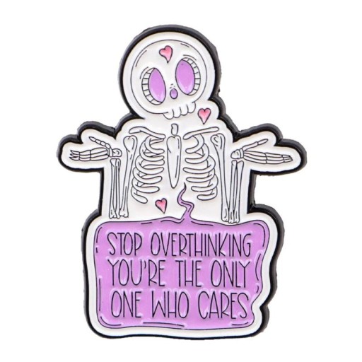 Emaliowany pin z cytatem czaszki ok. 3,5 × 2,7 cm metalowa broszka biała czarna różowa rysunkowy motyw dodatek do plecaka klapy