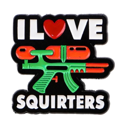 Emaliowany pin z napisem i rysunkowym motywem ok. 3,2 × 3 cm metalowa broszka czarna czerwona zielona biała dodatek do plecaka klapy