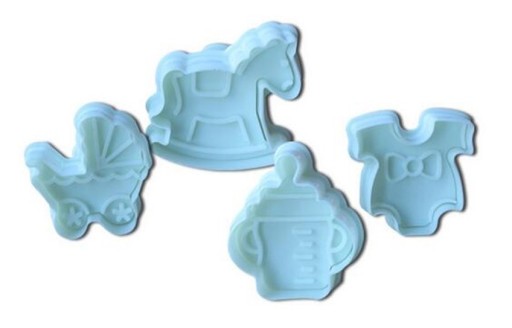 Emporte-pièces 3D en pâte d'amande et pain d'épices avec des motifs pour enfants : Poussette, body, bouteille et cheval à bascule. Ensemble