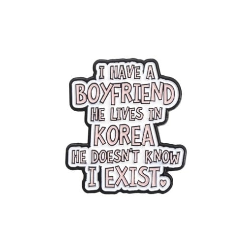 Enamelled Pin K-pop Inscription I HAVE A BOYFRIEND IN KOREA 2.7 × 3 cm Metal Brooch White Pink Badge for Backpack Clothing Lapel