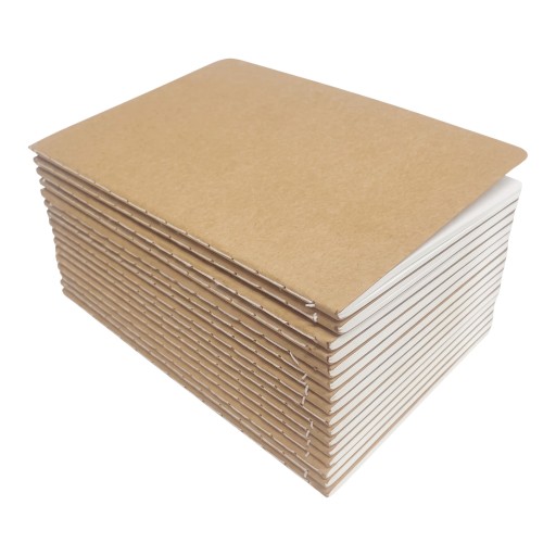 Ensemble de 16 cahiers A6 avec des pages blanches et une couverture marron comme carnet de poche pour l'école et le bureau pour des notes et des croquis