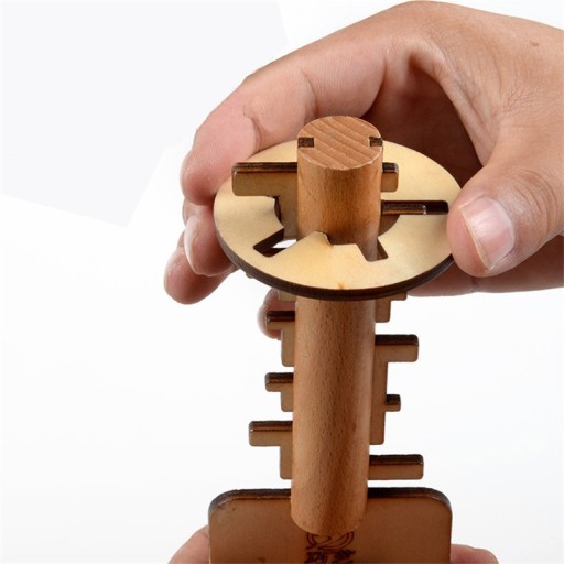 Fa puzzle egy kulcs alakú