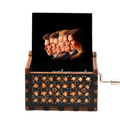 Fából készült zenélő doboz csoportos karaktermotívummal, profilban, kézi felhúzás, 6,4 × 5,2 × 4,2 cm, rétegelt lemez, fekete, gravírozott dekoráció