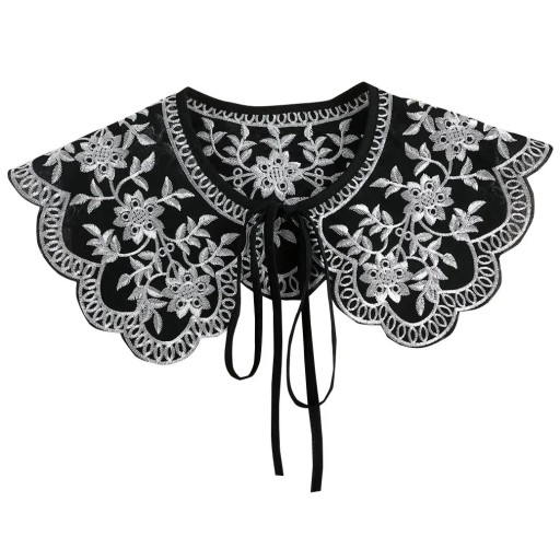 Falsk krage för kvinnor, svart med vit lapp. Elegant, horisontell avtagbar krage. Fashionabla damaccessoarer för en tröja, blus eller klänning.