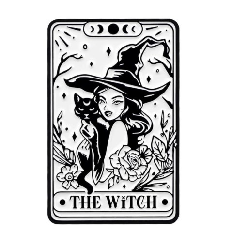Fekete-fehér macska boszorkánnyal kb. 3,3 x 3,1 cm kitűző a The Witch motívummal és kártya dizájnnal hátizsákra, ruházatra