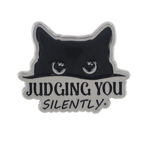 Fekete macska kitűző a „Judging You Silently” felirattal kb. 3,3 x 3,1 cm dekoratív pin a táskához, ruházathoz kiegészítő
