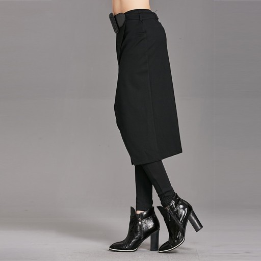Fekete női nadrág szoknyával