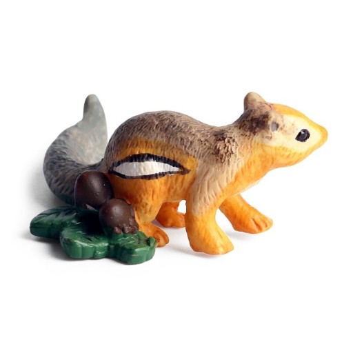 Figurine écureuil avec des noix