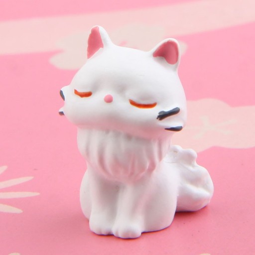 Figurka białego kota