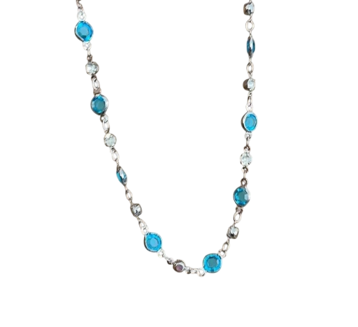 Fijne dames choker met blauwe zirkonia's en zilveren afwerking, elegante accessoire voor elke gelegenheid