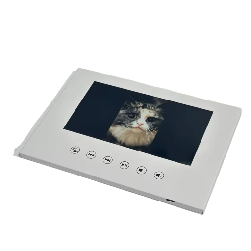 Födelsedagskort med skärm A5 upplösning 1024 x 600 px minne 4 GB uppladdning av eget video via USB vit för present och minne