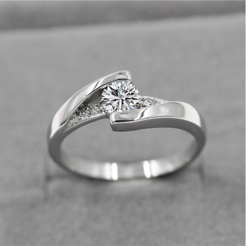 Forlovelsesring med zirkon