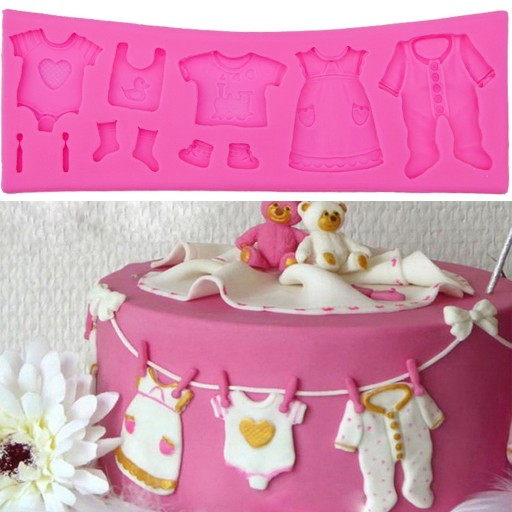 Forma de silicone 3D com motivos de roupa para bebés para decorar bolos de criança Vestidos e macacões com detalhes delicados Dimensões 17,5 x 6,3 cm