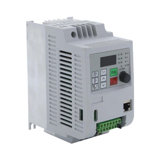 Frekvenční měnič 1,5 kW 220 V jednofázový i třífázový vstup třífázový výstup 220 V proud 7 A regulace otáček šedý na čerpadlo a motor