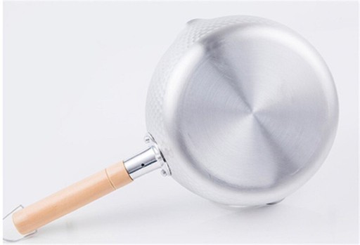 Frigideira de alumínio com pega de madeira