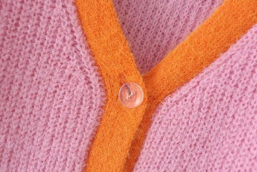 Futrzany sweter damski z guzikami G222