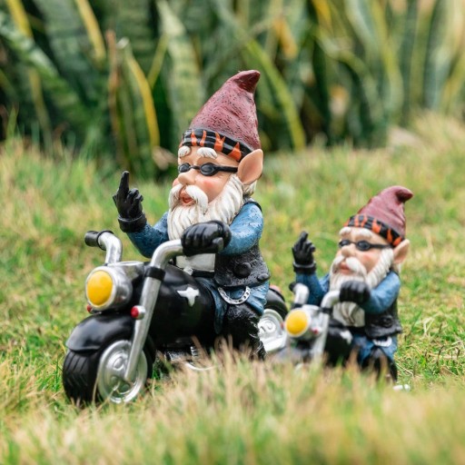 Gartendeko-Zwerg auf einem Motorrad