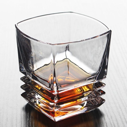 Geformtes Whiskyglas